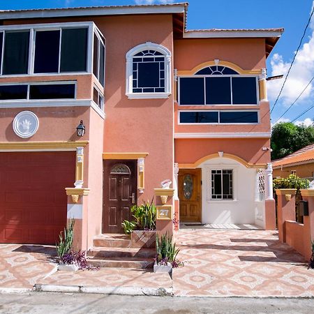 Royal Vybez Vacation Homes Spanish Town المظهر الخارجي الصورة
